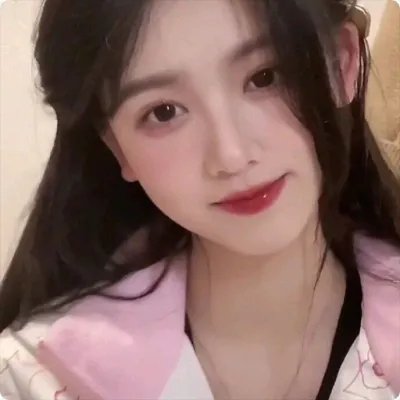与一位女士合影